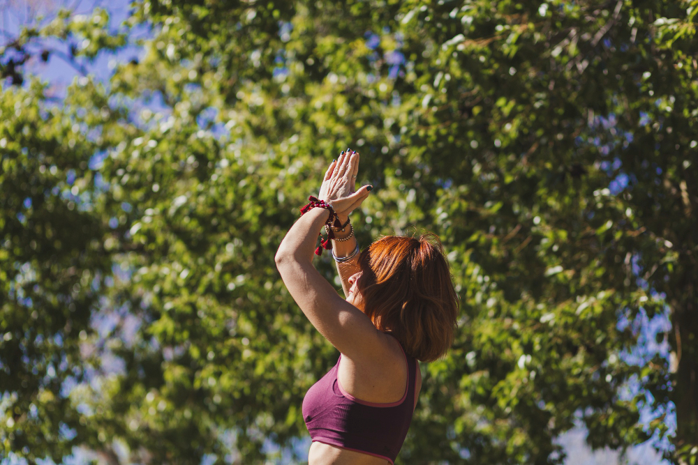 Personne assise en méditation dans un espace lumineux